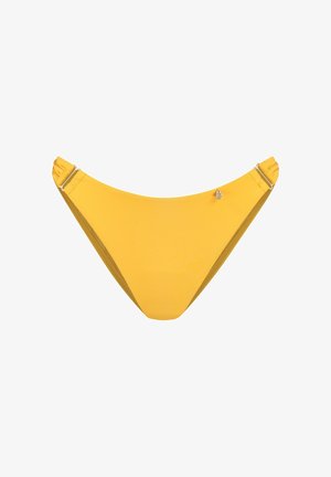 Slip bikini giallo con cinturini laterali arricciati regolabili e un piccolo pendente metallico sul lato anteriore destro su sfondo bianco.