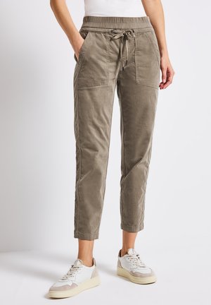 Pantaloni jogger in cotone khaki con vita elastica, cordoncino e tasche laterali, caratterizzati da una vestibilità leggermente affusolata e una consistenza morbida.