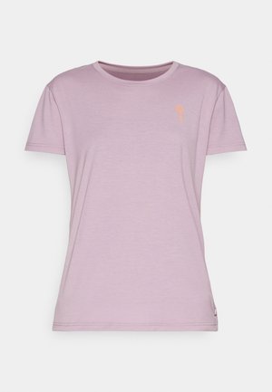 Világoslila, rövid ujjú póló, kerek nyakkivágással és narancssárga virág emblémával a mellkason. Puha, sima anyagtextúra.