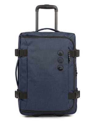 Valigia in tessuto morbido blu scuro con manico retrattile, maniglie laterali, due fibbie nere regolabili e tre loghi circolari sul pannello frontale.