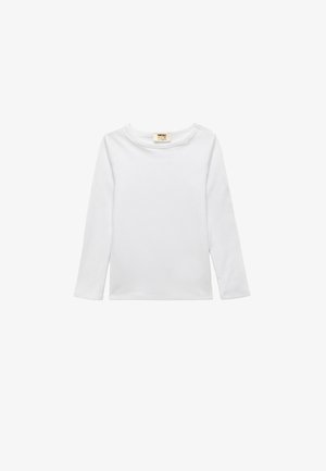 Pitkähihaisen valkoisen puuvillapaidan, jossa on pyöreä pääntie ja pehmeä tekstuuri, jossa on ribbikuviointi ja yksinkertainen ompeluyksityiskohta.