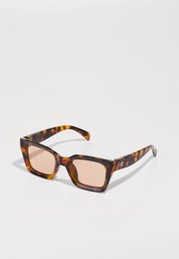 Ochelari de soare dreptunghiulari cu un model de țestoasă, având lentile de culoare roz și brațe elegante. Detaliu cu logo din metal pe un lateral.