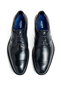 Schwarze Leder-Schnürschuhe mit glatter Oberfläche, Schnürdesign und abgerundetem Absatz. Mit blauen Innensohlen und dezenten Nähakzenten.