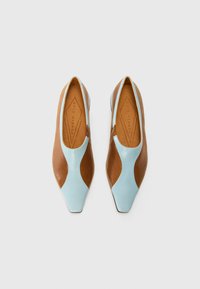 Chie Mihara GIANTE - Loaferit/pistokkaat - sucre cielo/aru sand