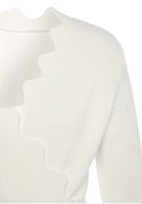 Weißer gestrickter Pullover mit geripptem Muster, der einen gewellten Ausschnitt und lange Ärmel aufweist. Das Material wirkt weich und leicht.