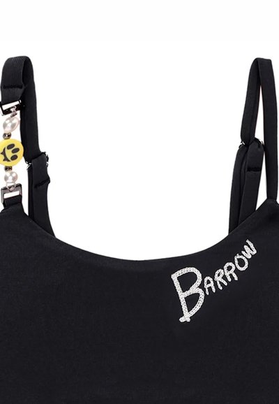 Top nero con spalline regolabili, caratterizzato da ricamo "BARROW" in argento, adornato con perline colorate e accenti di perle sulle spalline.