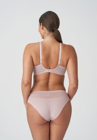 Set di reggiseno e mutandine rosa chiaro in tessuto morbido, con spalline regolabili e banda elastica morbida. Presenta un design semplice senza motivi visibili.