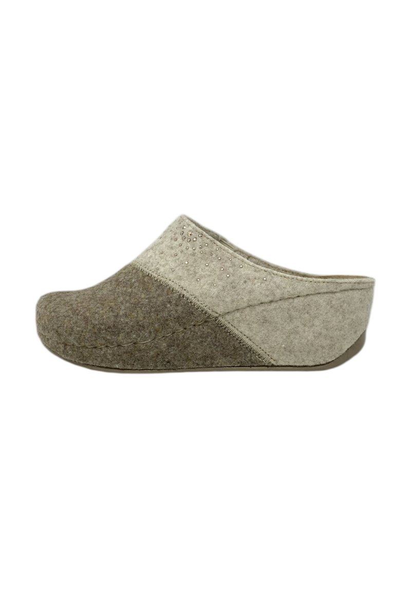 Zoccoli in feltro grigi e beige con punta arrotondata, tacco basso a wedge e decorazioni in strass sul lato superiore.