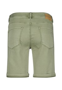 Grøn denim shorts med opfoldede bukser, der har to baglommer og et brunt mærke i taljen. Glat tekstur, afslappet design.