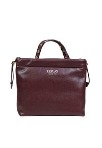 Bolso de mano de cuero burdeos con textura suave, asas superiores, herrajes en tono dorado y detalle del logo en la parte delantera. Forma rectangular con cierre de cremallera.