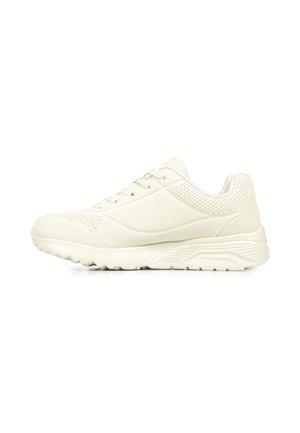 Jasnobeżowy sneaker na sznurowadła, z perforowanymi panelami przy kostce i palcach oraz fakturowaną grubą podeszwą.
