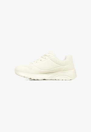 Jasnobeżowy sneaker na sznurowadła, z perforowanymi panelami przy kostce i palcach oraz fakturowaną grubą podeszwą.