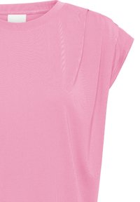 Lyserød T-shirt med korte ærmer, rund halsudskæring og synlig hvid mærkat i halskanten, set fra øverste front.