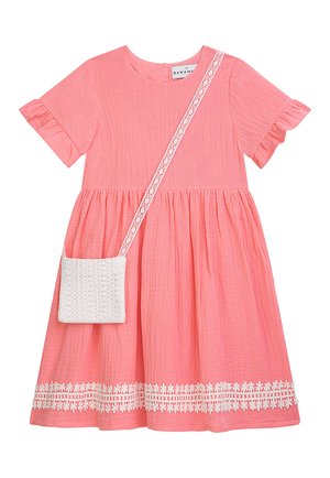 Korallenrosa kurzärmeliges Kleid mit Rüschensäumen, floralem Saumabschluss und weißer gehäkelter Umhängetasche mit Spitzenträger.