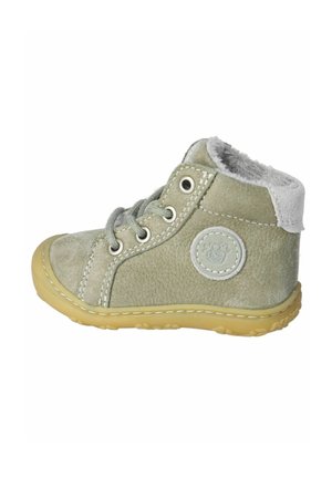 Grüne Wildleder-Ankle-Boots mit grauem Kunstfellfutter, runder Zehenpartie, weißen Nähten und einem runden Logopatch an der Seite, ausgestattet mit einer Gummisohle.