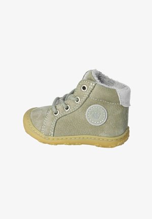 Grüne Wildleder-Ankle-Boots mit grauem Kunstfellfutter, runder Zehenpartie, weißen Nähten und einem runden Logopatch an der Seite, ausgestattet mit einer Gummisohle.