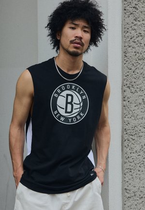 Camiseta atlética sin mangas de color negro con un gran logo circular de "Brooklyn New York", paneles laterales blancos y una textura de tela suave.