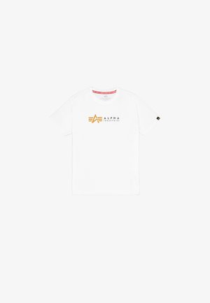 Hvit bomull T-skjorte med et sentralt logo i gull og svart, korte ermer, rund halslinning og en rød detalj i kragen.