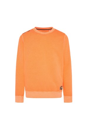 Sudadera naranja de manga larga y cuello redondo. Presenta puños y dobladillo acanalados. Incluye una pequeña etiqueta con un acento gráfico.