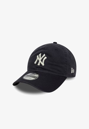 Cappellino da baseball in cotone blu navy con logo NY ricamato in bianco, visiera curva, cinturino regolabile e tessuto strutturato. Stile 9TWENTY.