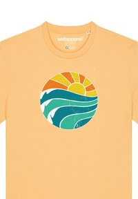 Helles orange T-Shirt mit einem runden Grafikdesign, das Sonne, Wellen und lebendige Farben in orange, gelb, grün und weißen Akzenten zeigt. Weiche Textur.