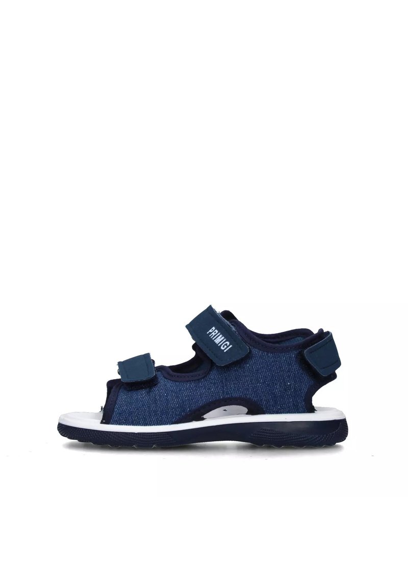 Infradito blu navy con tomaia in denim, suola bianca e fasce regolabili in velcro. Presenta lati aperti per una migliore ventilazione e flessibilità.