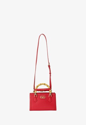 Sac à main en cuir rouge avec une poignée en bambou, accents en matériel doré et une bandoulière amovible. Il présente une forme rectangulaire et un détail de logo.