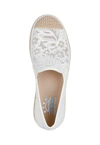 Zapato blanco sin cordones con superposición de encaje, puntera de crochet texturizado, plantilla de espuma con memoria y un borde de hilo tejido en color beige.