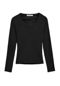 Top nero a maniche lunghe realizzato in tessuto a costine, con scollo a barchetta e un piccolo logo accentato vicino al petto. Design semplice e aderente.