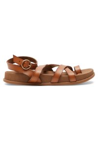 Sandale en cuir brun avec un design à lanières croisées et une sangle de cheville ajustable. Semelle douce et rembourrée avec bout rond et semelle plate.