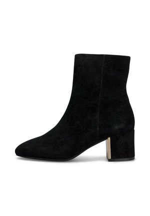 Stivaletto alla caviglia in suede nero con tacco basso a blocco e piccolo dettaglio metallico sul lato esterno.