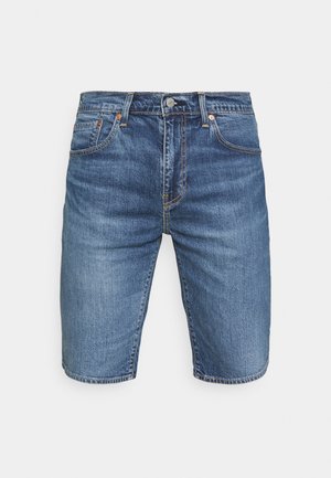 Denim-Shorts in einer mittleren Blaufärbung mit geradem Schnitt. Verfügt über fünf Taschen, einen Knopfverschluss vorne und Kontrastnähte.