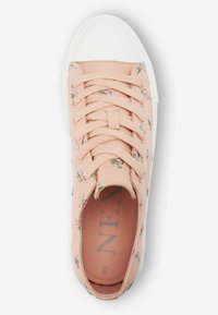 Jasnoróżowe trampki z płótna z białym wzmocnieniem na palce, sznurowanym zapięciem i haftem kwiatowym na cholewce. Miękka wyściółka z detalem logo.