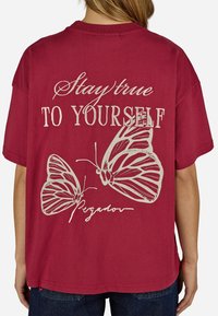 Bordo T-krekls ar sudraba tauri�ņa grafiku un uzrakstu "Paliec uzticīgs SEV" elegantiem burtiem. Īsas piedurknes un brīvi pieguloša forma.