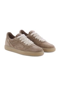 Beige Wildleder-Sneaker mit runder Zehenpartie, strukturierten Schnürsenkeln und einer flachen Gummisohle. Dezente Nähdetails entlang der Seiten.