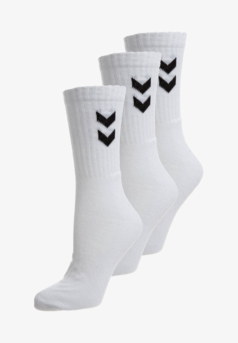 Calcetines de algodón blancos con tres patrones de chevron negros en la pantorrilla. Textura acanalada en la parte superior y acabado suave en el pie. Paquete de tres.
