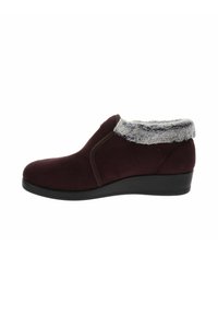 Stivaletti alla caviglia in suede bordeaux con colletto in pelliccia sintetica grigia, punta arrotondata e suola a zeppa bassa nera. Presentano cuciture decorative lungo i lati.
