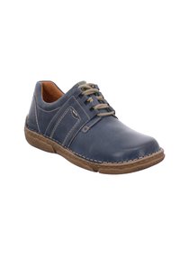 Zapato de cuero azul con punta redonda, suela de goma marrón texturizada, costuras en contraste y diseño de cordones. Presenta un acento lateral.