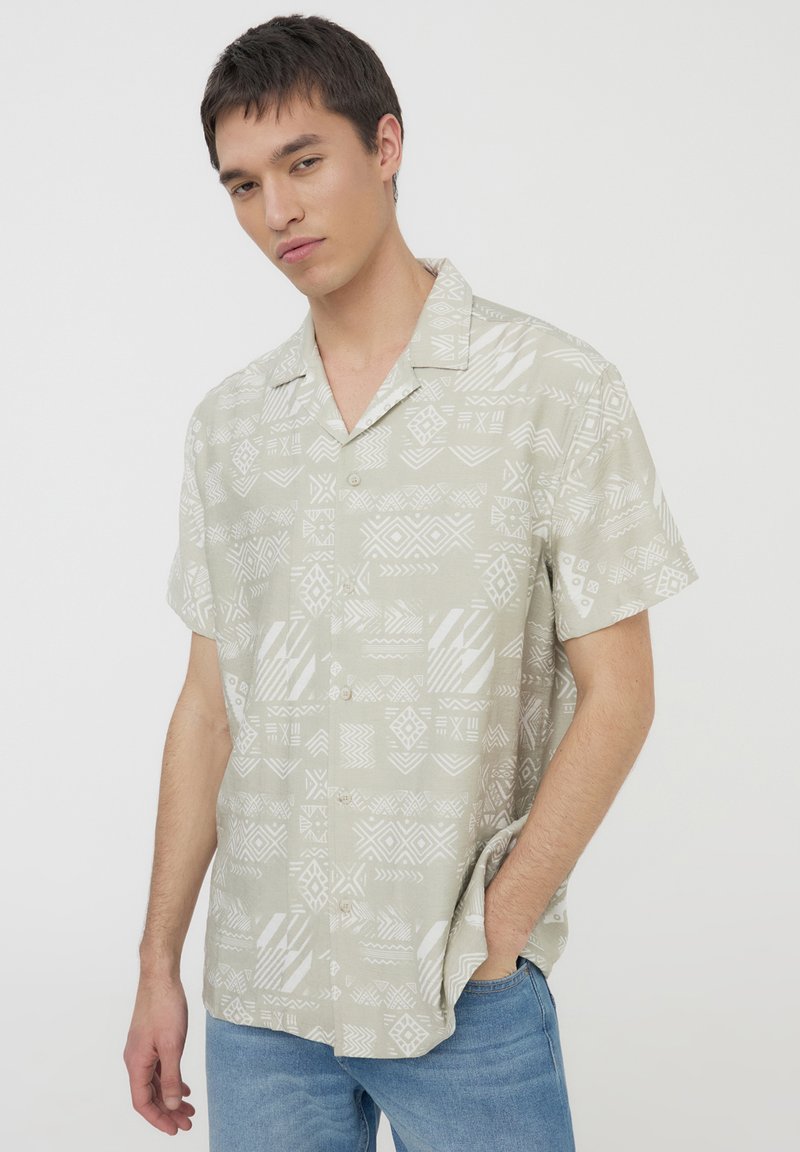 Camicia a maniche corte con bottoni di colore grigio chiaro e motivi geometrici bianchi, con colletto alla francese e vestibilità rilassata, realizzata in tessuto traspirante.