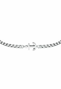 Bracciale a catena in argento con un pendente centrale a forma di ancora, con maglie lucide e una superficie liscia, che riflette la luce su uno sfondo bianco.