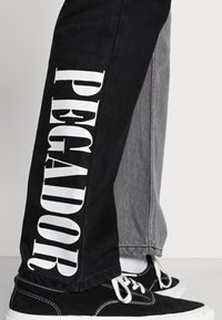 Pegador SUTTER PATCHWORK - Calças de ganga de perna direita - washed light grey