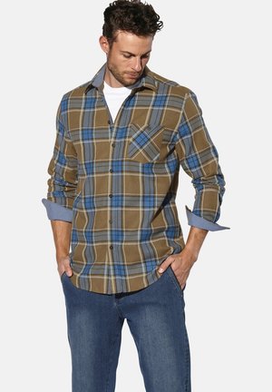Braun und blau kariertes Langarmhemd mit einem Button-Down-Kragen, Brusttasche und hochgekrempelten Ärmeln, kombiniert mit blauen Jeans.