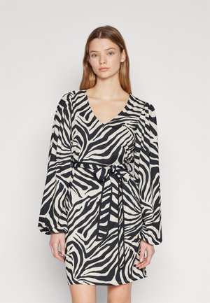 Zebrastriped kjole i sort og krem, med V-hals, lange pufferm og en knytbelte i livet for en tettsittende look.