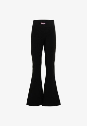 Pantaloni neri a gamba svasata con vita alta e logo MSGM Milano rosa sulla cintura, esposti su uno sfondo bianco.