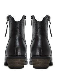 Botine negre din piele cu un finisaj texturat, toc mic și stivuit și închidere cu fermoar. Au un design elegant și detalii de cusătură curbată.