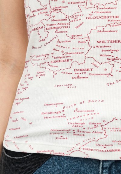 Άσπρο αμάνικο μπλουζάκι με κόκκινο τύπωμα χάρτη των περιοχών του Ηνωμένου Βασιλείου, με ονόματα πόλεων και γεωγραφικά χαρακτηριστικά να είναι καθαρά ορατά.