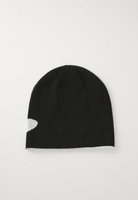 Czarna dzianinowa czapka beanie z białym akcentem z jednej strony. Posiada gładką teksturę i zaokrągloną koronę. Lekka i elastyczna.