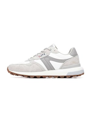 Zapatilla deportiva gris y blanca con parte superior de ante y malla, suela de goma y exterior acanalado para mayor tracción. Presenta cordones y detalles de marca.