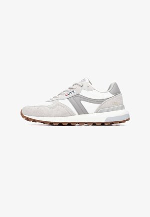 Zapatilla deportiva gris y blanca con parte superior de ante y malla, suela de goma y exterior acanalado para mayor tracción. Presenta cordones y detalles de marca.