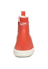 Rote Gummistiefel mit einer weißen geriffelten Sohle, ausgestattet mit einem Zugband und einem Logo auf der Vorderseite. Glatte Oberfläche, schlichtes Design.